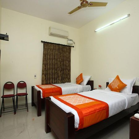 Oyo 10465 Koyambedu Chennai Hotel Exterior foto