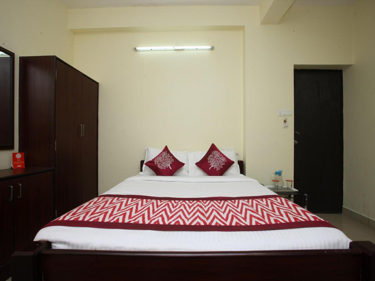 Oyo 10465 Koyambedu Chennai Hotel Exterior foto