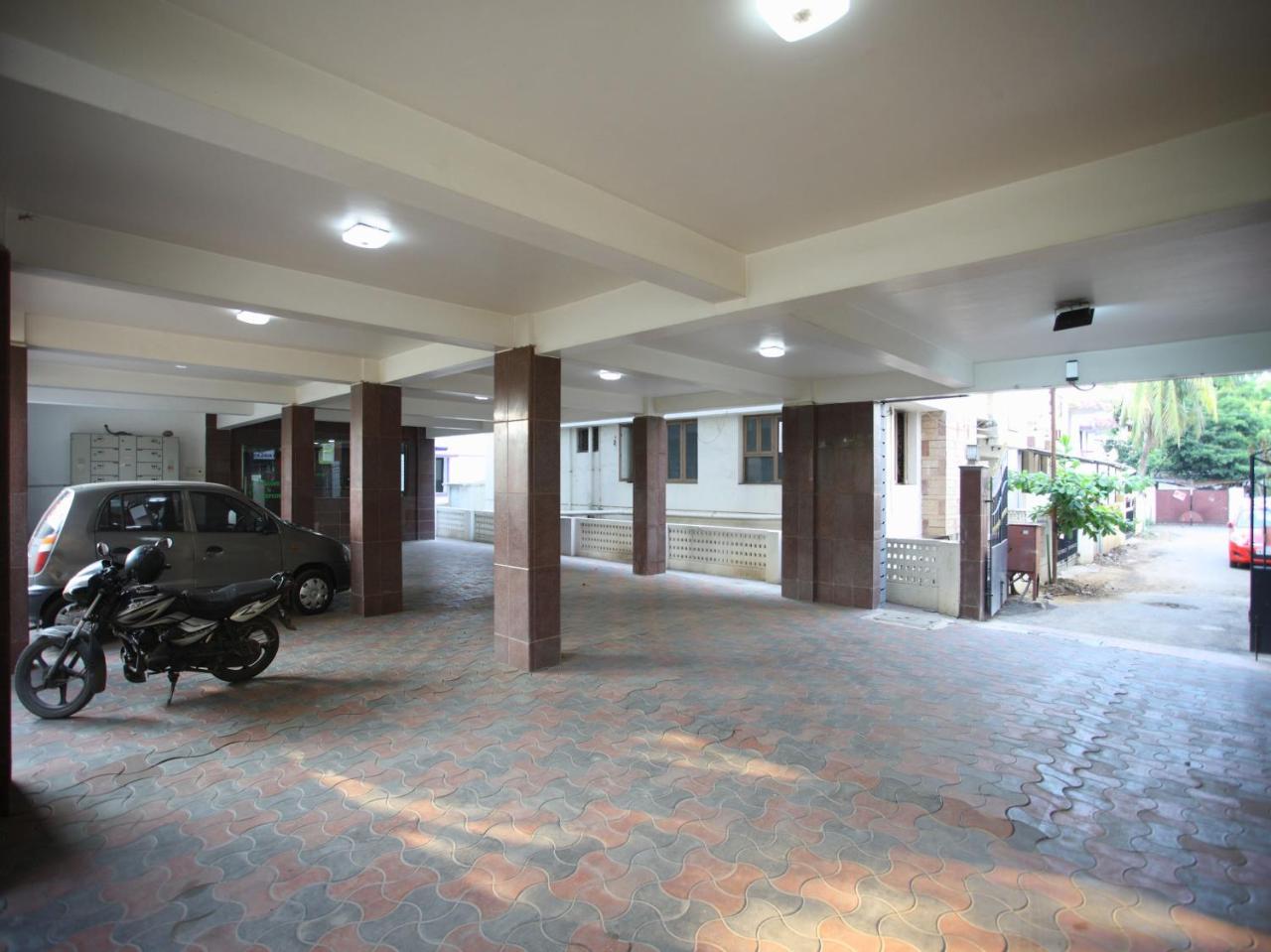 Oyo 10465 Koyambedu Chennai Hotel Exterior foto