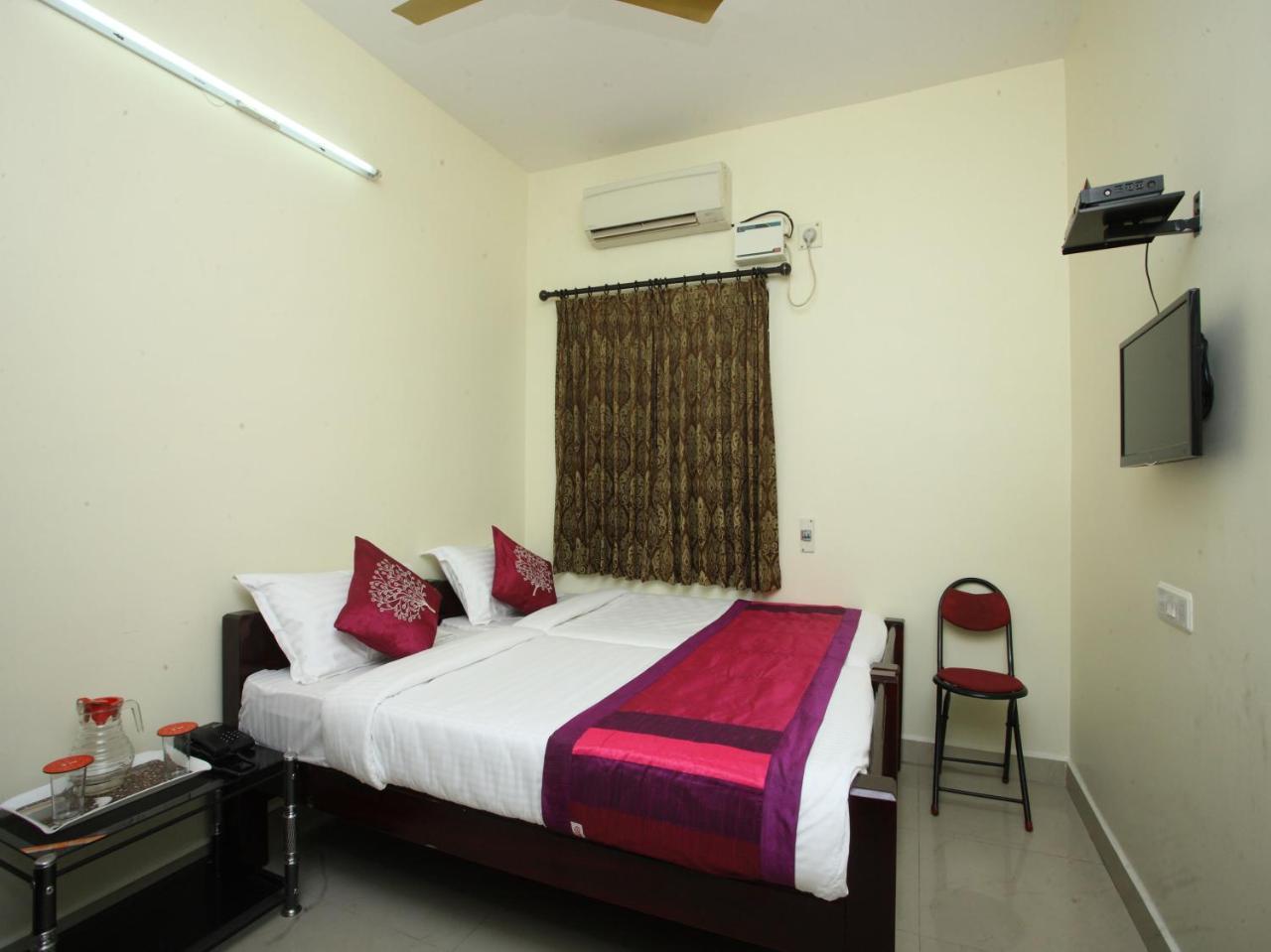 Oyo 10465 Koyambedu Chennai Hotel Exterior foto