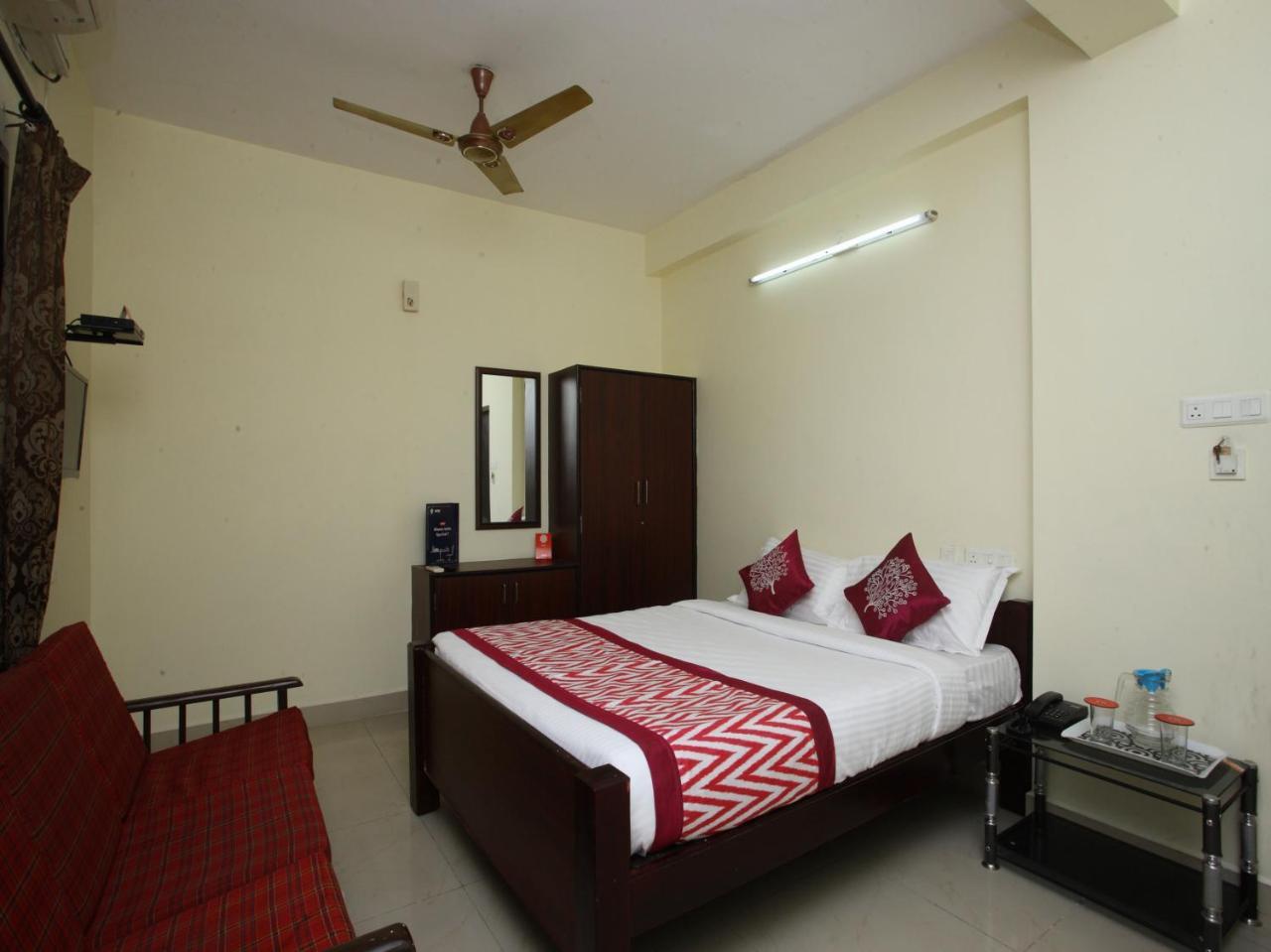 Oyo 10465 Koyambedu Chennai Hotel Exterior foto